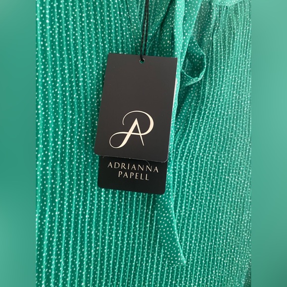 Adrianna Papell blouse Green with white dots. Beautiful pleated, long sleeves. - Picture 6 of 10